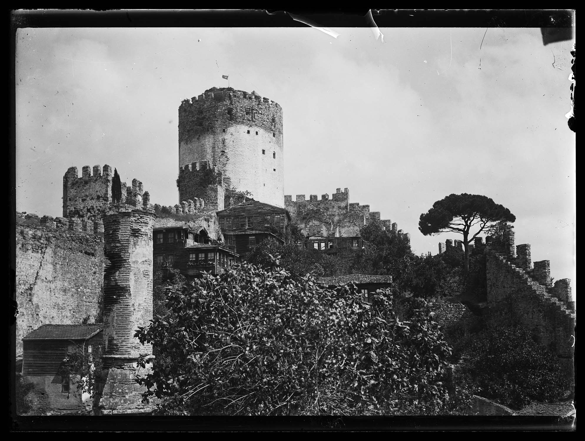 La tour A et l’intérieur du château, avec le minaret de la mosquée